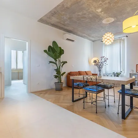 Guesthost - Cb12 And Modern Bologna